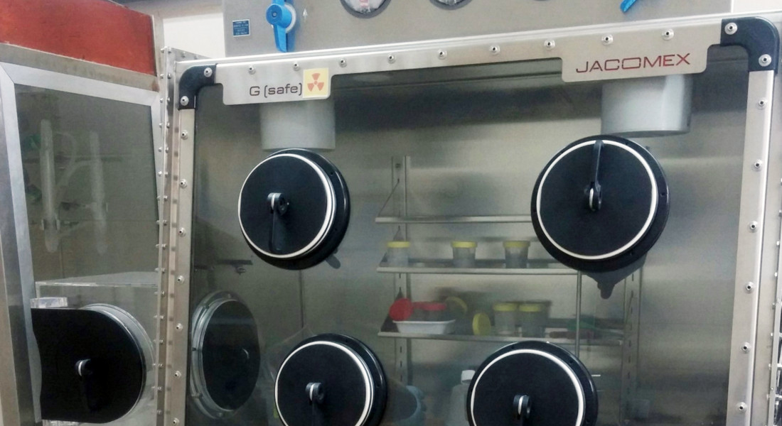 Plutonium- oder Tritium-Handhabung in Gloveboxen