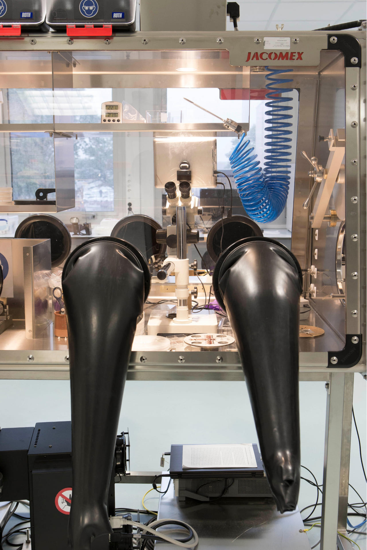 Handschuhbox zur Inspektion und Prüfung von Batteriekomponenten