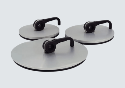 Verschlussklappen und Metalltüren für Handschuhboxen