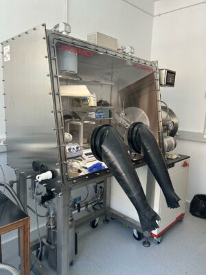 Reinraum-Handschuhbox für die Energieforschung